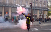 Paris: les forces de l'ordre font usage de canons à eau et de gaz lacrymogènes pour disperser les pompiers manifestants