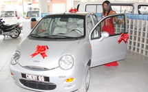 Penda Ly Miss Sénégal montant dans sa nouvelle voiture