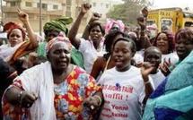 Présidentielle 2012 : Un groupe de femmes marchent à la RTS pour contester la candidature de Wade