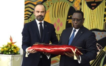 Quand la TMC se moque du Premier ministre français Edouard Philippe avec le sabre prêté au Sénégal (Vidéo)
