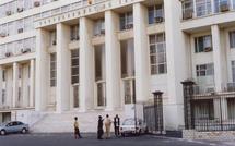 Paralysie au sommet : Wade en campagne, l'Etat disparaît