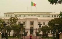 Palais de la République: Les initiales de Wade (AW) rayées du drapeau national au profit de celles de Macky Sall (MS)