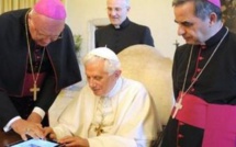 L’ancien pape Benoît XVI exhorte François à ne pas ordonner d’hommes mariés