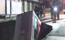 Chine : six morts après la chute d'un bus dans un gouffre