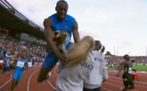 Usain Bolt a dû mal à s'arrêter après un 100 mètres, même lorsqu'une jeune femme lui tend un bouquet de fleur.