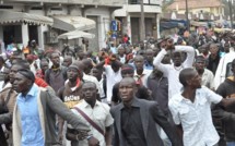 Les étudiants de l’UCAD déversent leur colère devant l’ambassade de France qui a refusé le visa à leur professeur Oumar Sankharé