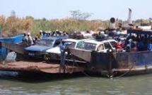 Traversée Gambienne : Voyageurs et camions de transport tirent le diable par la queue