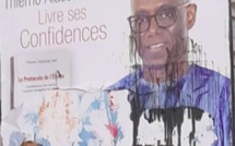 Les affiches publicitaires de son livre vandalisées, TAS ironise sur Twitter