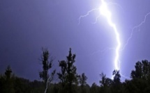 Kédougou : un père de famille et son fils tués par la foudre en plein sommeil