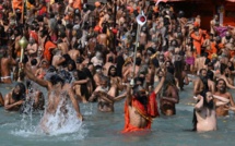 Inde: malgré la Covid-19, des centaines de milliers d'hindous se baignent dans le Gange pour Maha Shivratri