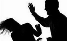 Il amène sa petite amie à Praia, la violente et lui occasionne de grave blessures