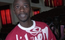 VIDEOS Bagarre à la manif des diplômés chômeurs: Fou malade de "Y'en à marre" pris à partie par un jeune de Bokk Guiss-guiss