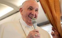 "Toujours en vie bien que certains veuillent ma mort", plaisante le pape