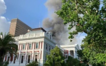 Un incendie fait rage au Parlement sud-africain au Cap