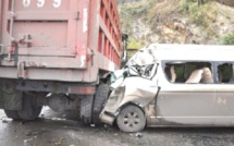 Bignona : 2 morts après une collision entre un camion rempli de bois et un minibus