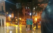 Brésil: le bilan des victimes des inondations à Petropolis de nouveau revu à la hausse