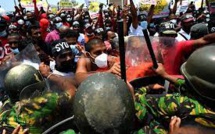 Sri Lanka: un homme tué par la police lors d'une manifestation pour protester contre les pénuries de pétrole et les prix élevés