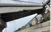 Accès au Ter : la passerelle de Colobane surplombant l'autoroute fermée aux voyageurs 