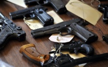 Trafic d’armes au cœur de la cité religieuse : 12 personnes et 25 pistolets automatiques saisis