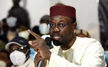 Dernière minute - Sonko et Me Clédor Ciré Ly embarqués dans le véhicule de police de force