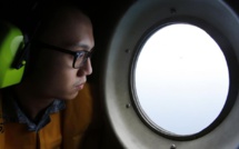 Vol AirAsia: les conditions climatiques compliquent les recherches