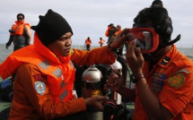 Vol AirAsia: deux grandes parties de l’avion retrouvées en mer