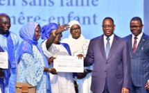 Macky Sall arrose les "Baadiénou Gokh" de billets de banque 