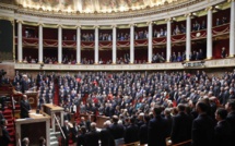 France: parenthèse rare de fraternité autour de Valls à l'Assemblée