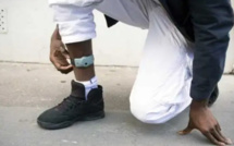 Dakar: un maçon détruit son bracelet électronique en plein travail