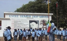 Déficit de salles de classe et de professeurs : les élèves du Lycée Demba Diop boudent les cours