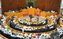 Les députés à l'Assemblée nationale pour acter le report, dans un climat de troubles politiques 