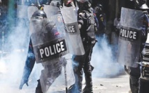 Assemblée nationale : la police disperse la foule à coups de lacrymogènes, plusieurs personnes arrêtées