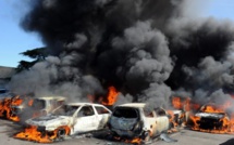 Violent incendie dans un garage à Ouakam : une cinquantaine de véhicules calcinés
