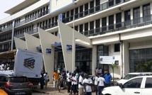 La Poste : après 2 mois sans salaire, les travailleurs organisent un sit-in devant la direction générale