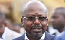 Au Gabon, le dernier Premier ministre d'Ali Bongo serre la main du président de la transition