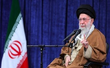 Ali Khamenei affirme que la nation iranienne «ne se rendra jamais» et met en garde les États-Unis