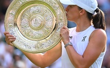 Tennis: Iga Swiatek gagne son premier Wimbledon en battant Anisimova 6-0, 6-0