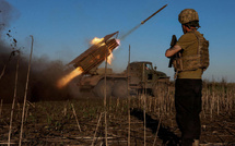 Guerre en Ukraine: des frappes russes et ukrainiennes font au moins cinq morts