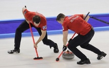Pourquoi, au curling, la direction de la brosse modifie-t-elle le comportement de la pierre ?