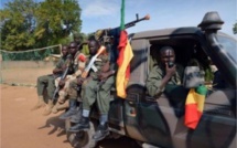 Des militaires suspendus pour vol d’armes au Mali