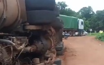Accident sur l’axe Tanaff-Farim : un camion se renverse avec sa marchandise