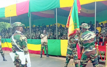 Mission CEDEAO en Gambie : le général Simon Ndour remet le drapeau national au 10e détachement