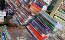 ​Livres scolaires : les parents à bout face aux prix et aux nouvelles éditions (REPORTAGE)