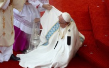 Le pape François chute aux JMJ en Pologne
