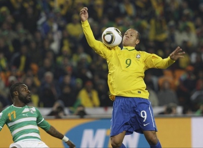 Le deuxième but de Luis Fabiano a été entaché d'une main flagrante. Une action qui n'est pas sans rappeler la main d'un certain Maradona... Le deuxième but de Luis Fabiano a été entaché d'une main flagrante. Une action qui n'est pas sans rappeler la main d'un certain Maradona...